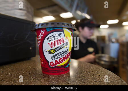 Tasses à café Tim Hortons à la boutique de café Tim Hortons à Napanee, en Ontario, le samedi 6 février 2016. Banque D'Images