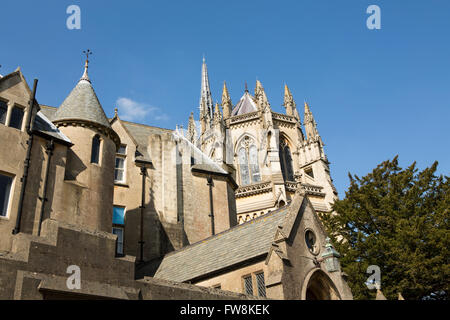 Côté Est de l'historique église cathédrale de Notre Dame et St Philip Howard à Arundel West Sussex. Low angle shot avec un fond de ciel bleu. Banque D'Images