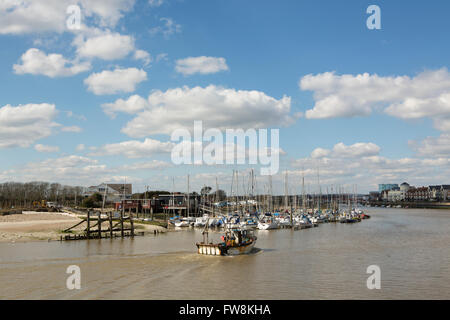 Voir à la recherche jusqu'à la rivière Arun à Littlehampton où fleuve rencontre la mer. Journée de printemps avec ciel bleu et nuages moelleux Banque D'Images