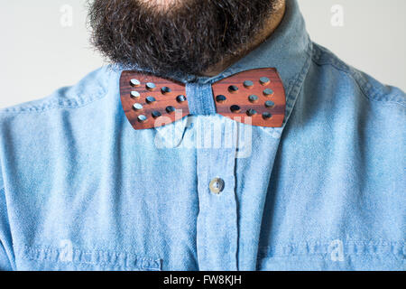 Homme barbu avec un noeud papillon en bois close up Banque D'Images