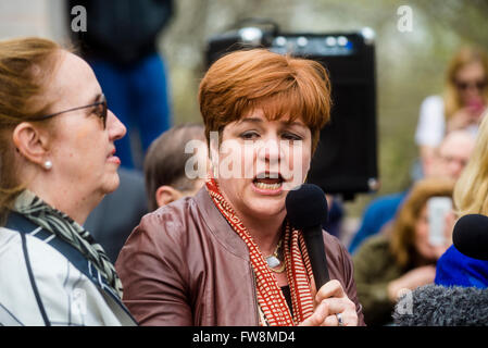 New York, NY - l'ancien président du Conseil de la ville et ancien candidat à la mairie Christine Quinn lors d'un rassemblement anti trump. Environ 200 militants pro-choix se sont rassemblés à l'extérieur de Columbus Circle, Trump Hotel and Towers, en réponse à l'allocution du candidat présidentiel républicain que les femmes qui obtiennent un avortement "illégale" devraient être punis. ©Stacy Walsh Rosenstock Banque D'Images