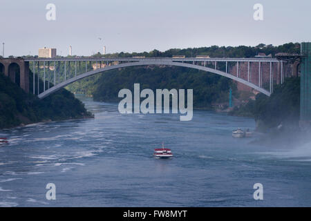 Le Rainbow Bridge sur la rivière Niagara Falls de Niagara Falls (Ontario), le mardi 28 juillet, 2015. Banque D'Images