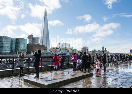 Les touristes explorer la rivière adjacente à la Tour de Londres dans la ville de London, UK Banque D'Images