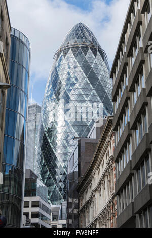 30 St Mary Axe AKA le Gherkin dans la City de Londres, UK Banque D'Images