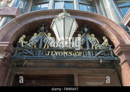 Entrée de J Lyons & Co sur Throgmorton Street, City of London, England, UK, Banque D'Images