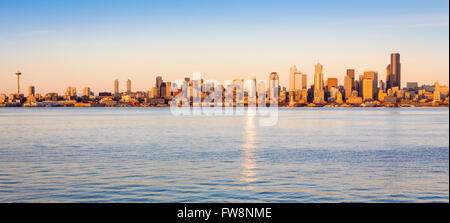 Seattle skyline panorama avec Space Needle et Elliott Bay waterfront au coucher du soleil, Seattle, Washington, USA Banque D'Images