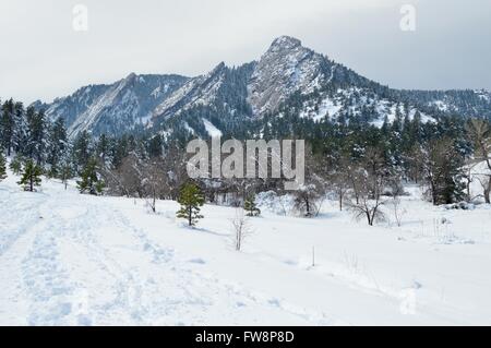 Le Boulder Flatirons avec de la neige au début du printemps, Chautauqua Park, Boulder, Colorado. Banque D'Images