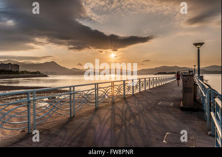 Coucher du soleil au sommet d'un dock Banque D'Images