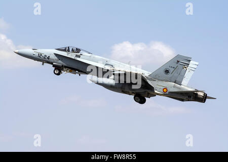 Une armée de l'air espagnole EF-18M Hornet décollant de Konya au cours de l'exercice international Anatolian Eagle 2014-2 à Konya, Turke Banque D'Images