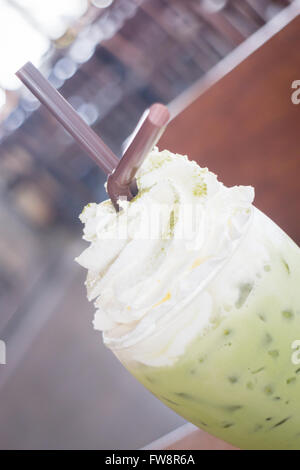 Thé vert de lait topping crème fouettée, stock photo Banque D'Images