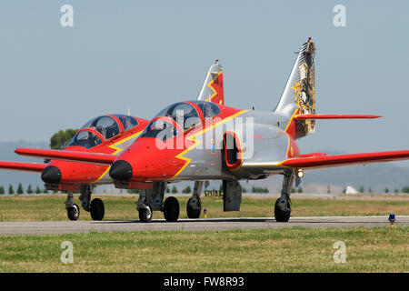 Paire de Spanish Air Force C-101 de la Patrulla Aguila, l'équipe de démonstration aérienne, roulage à Izmir Air Station, la Turquie, au cours de la 100e UN Banque D'Images