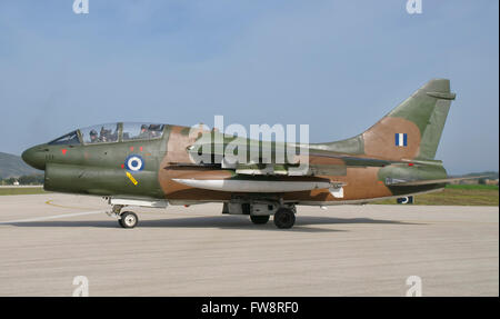 Hellenic Air Force TA-7 Corsair II à la base aérienne d'Araxos, Grèce. Banque D'Images