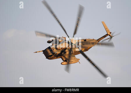 Une force aérienne israélienne CH-53 hélicoptères Yasur fait un virage serré en vol au-dessus d'Israël. Banque D'Images