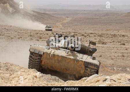 Un char de combat principal Merkava III dans le désert du Néguev, en Israël. Banque D'Images