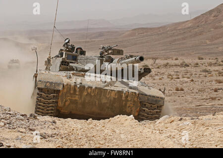 Un char de combat principal Merkava III dans le désert du Néguev, en Israël. Banque D'Images