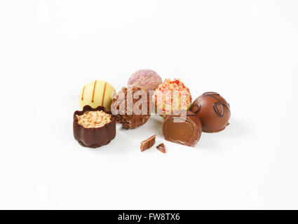 Assortiment de pralines en chocolat belge sur fond blanc Banque D'Images