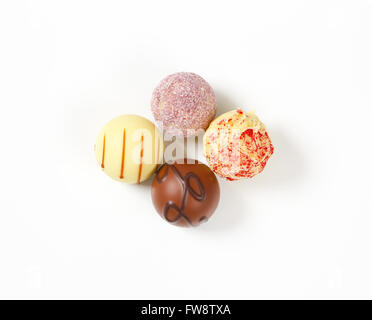 Assortiment de pralines en chocolat belge sur fond blanc Banque D'Images