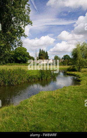 La vue sur les prés et les méandres de la rivière Colne au bord du village de Coln St Aldwyns dans la belle campagne des Cotswolds, Gloucestershire, Royaume-Uni. Banque D'Images