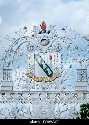 Détail de porte en fer ornemental au château de Chirk Wales UK Banque D'Images