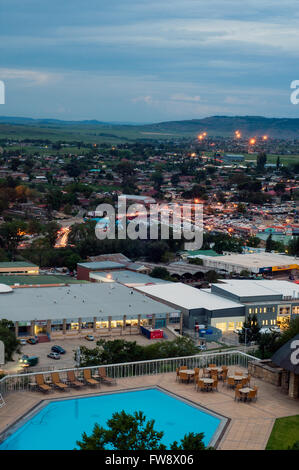Vue aérienne de la CBD à partir de la colline du Parlement et le Lesotho Hôtel Avani, Maseru, Lesotho Banque D'Images