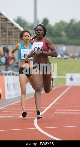 Les écoles britanniques GAmes 2008, tenue à Bath et Bristol (photographié ici à l'Université de Bath) avec des coureurs terminer une course à la ligne d'arrivée. Banque D'Images