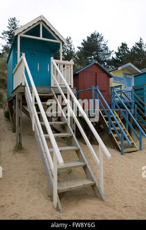 Cabines de plage Wells Next the Sea North Norfolk Coast utilisé les sections locales de pilotis perchés étapes menant vers le bas au-dessous de la plage de sable de la côte vacances logement Banque D'Images