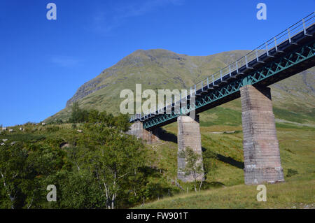 Regardant les Munro Beinn Dorain par en dessous du viaduc d'Auch sur la West Highland Line. Banque D'Images