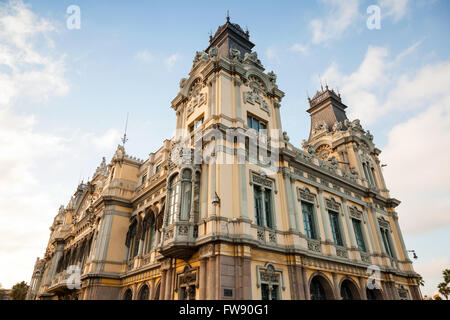 Barcelone, Espagne - 26 août 2014 : Ancien édifice des douanes au Port de Barcelone, façade sous ciel nuageux Banque D'Images