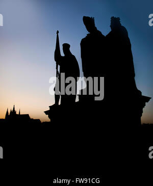 Statue sur le Pont Charles (Karluv Most, 1357), un célèbre pont historique qui traverse la Vltava à Prague, des contras Banque D'Images