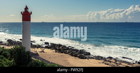 Phare rouge et blanc à Umhlanga Rocks, au nord de Durban à KwaZulu Natal, Afrique du Sud. Banque D'Images