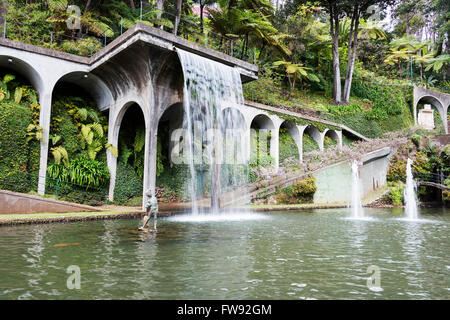 Cascade dans le jardin de Monte Palace tropican. Funchal, Madère, Portugal. Banque D'Images