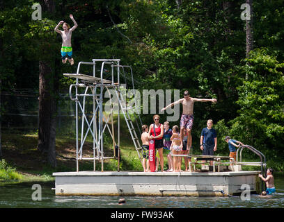 Sautant du high dive et faible plongée à Table Rock State Park en Caroline du Sud sur le lac Pinnacle. Banque D'Images