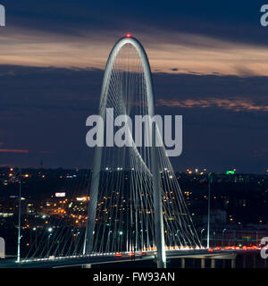 Margaret Hunt Hill Bridge at night, Dallas, Texas, USA Banque D'Images