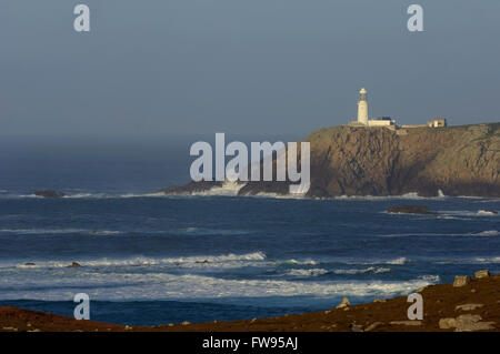 Round Island Lighthouse vu de Tresco. Îles Scilly. Cornwall. L'Angleterre. UK. L'Europe Banque D'Images