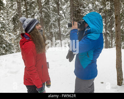 Les touristes de prendre une photo dans la forêt couverte de neige, canyon Johnston, Banff National Park, Alberta, Canada Banque D'Images