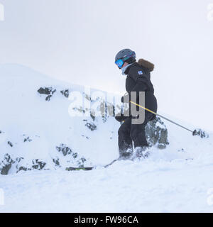 Ski skieur sur la montagne couverte de neige, Whistler, British Columbia, Canada Banque D'Images