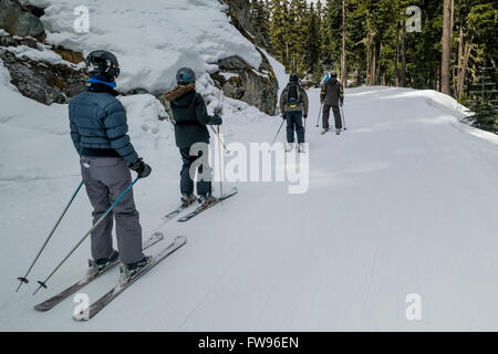 Les touristes du ski dans la vallée enneigée, Whistler, British Columbia, Canada Banque D'Images