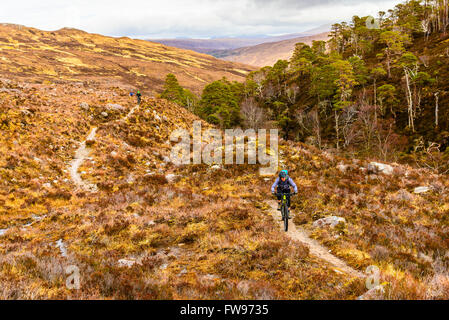 Mountain Bikers on ne dépassent le Glen Torridon en Ecosse Highland Coulin Banque D'Images