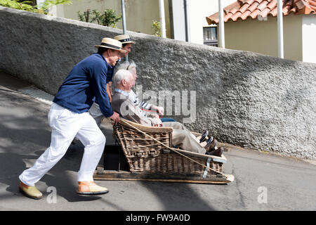 FUNCHAL, PORTUGAL-MARS 19 coureurs Luge Luge avec plongée avec les touristes le 19 mars 2016 à Monte- Funchal, Portugal. C'est Banque D'Images