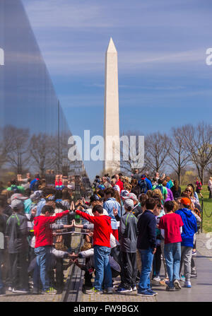 WASHINGTON, DC, USA - foule se rassemble au Vietnam War Memorial et Washington Monument. Banque D'Images