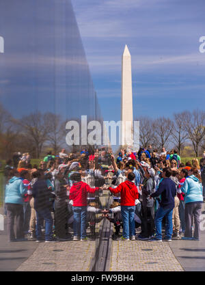 WASHINGTON, DC, USA - foule se rassemble au Vietnam War Memorial et Washington Monument. Banque D'Images