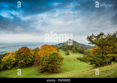 Vue de Zeller Horn lookout point, avec le Château de Hohenzollern en automne, dans la région de Hechingen, Zollernalbkreis, Bade-Wurtemberg Banque D'Images