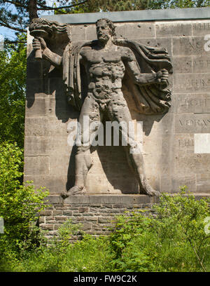 Porteur de la sculpture, représentation de la race aryenne, Herrenmensch Ordensburg Vogelsang, centre de l'éducation Banque D'Images