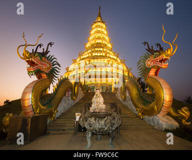 Dragons jumeaux à l'entrée du Wat Huay Pla Kang, temple Kuan Yin statue, Guan Yin, tête de dragon, l'aube, la province de Chiang Rai Banque D'Images