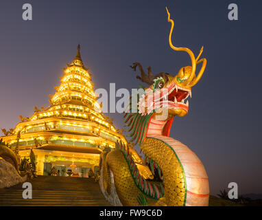 Dragon à l'entrée du Wat Huay Pla Kang, temple Kuan Yin statue, Guan Yin, tête de dragon, l'aube, la province de Chiang Rai Banque D'Images