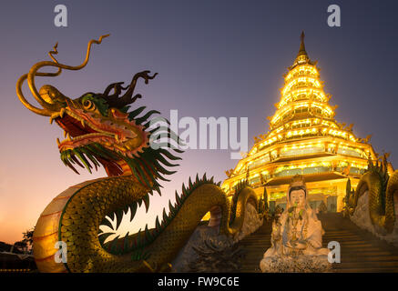 Dragon à l'entrée du Wat Huay Pla Kang, temple Kuan Yin statue, Guan Yin, tête de dragon, l'aube, la province de Chiang Rai Banque D'Images