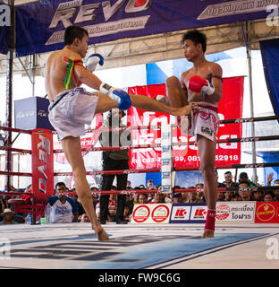 Le Muay Thai, boxe thaïe, deux hommes se battre dans le ring de boxe, Thaïlande Banque D'Images