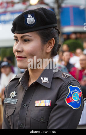 La police, la police touristique pour les touristes, une femme agent de police, de la sécurité, Bangkok, Thaïlande Banque D'Images