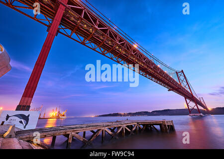 Le 25 avril Pont sur le Tage à Lisbonne au Portugal, Europe, soir Banque D'Images