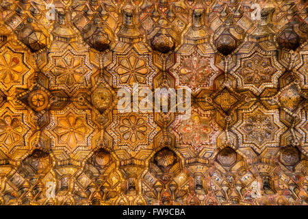 Plafond en bois fatimide, l'Arabe technique du carving, Muqarnas, nef de Chapelle Palatine, la Chapelle Palatine du Palais de la Banque D'Images